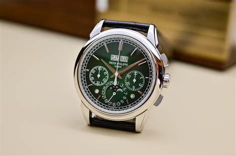 patek philippe uhr grün|Patek Philippe green calendar.